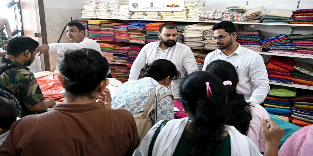 Wage increase for Khadi artisans and special discounts on Gandhi Jayanti announced Wage increase for Khadi artisans and special discounts on Gandhi Jayanti announced